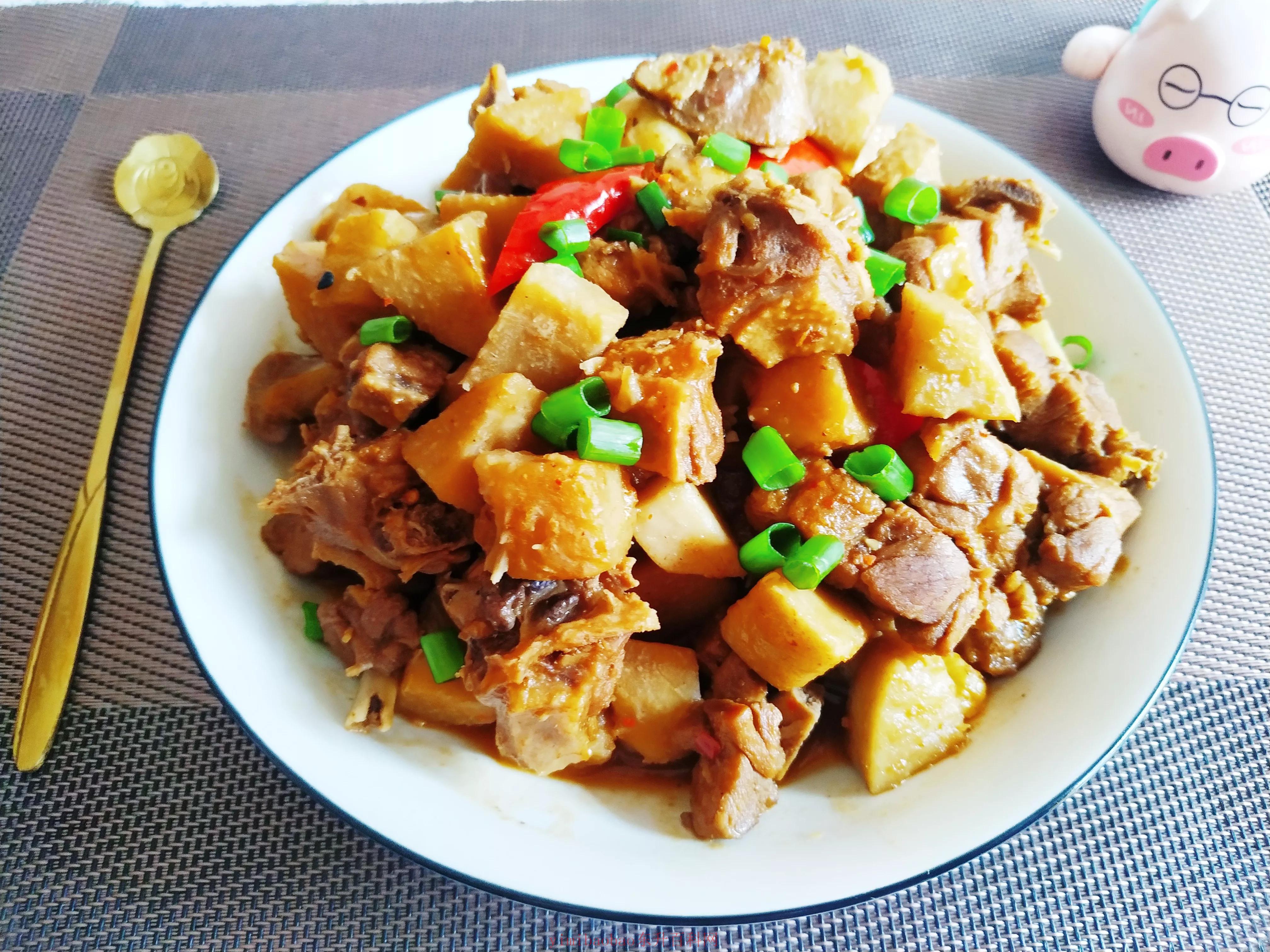 鸭肉与什么搭配最好有什么功效（它被称为“皇室贡品”，和鸭子搭配做给孩子吃，去燥又补钙）