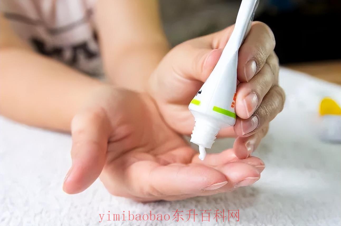 手指头上起透明小水泡很痒怎么办（手上起小水泡，又痒又痒又脱皮怎么办，医生教你应对小妙招）