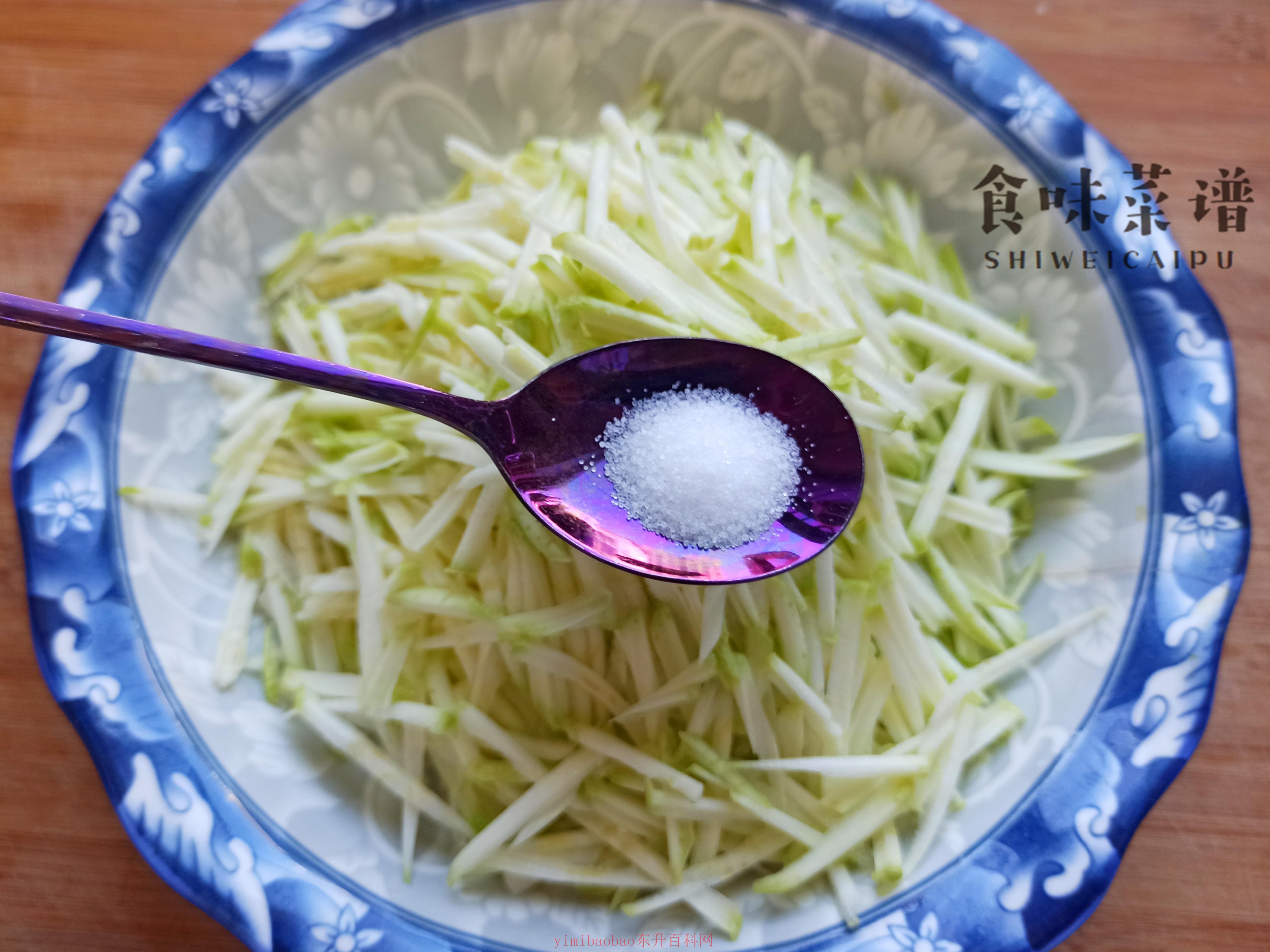 西葫芦怎么做好吃家常做法(夏天常见的西葫芦，分享3种营养做法，清香可口，调馅清蒸都好吃)