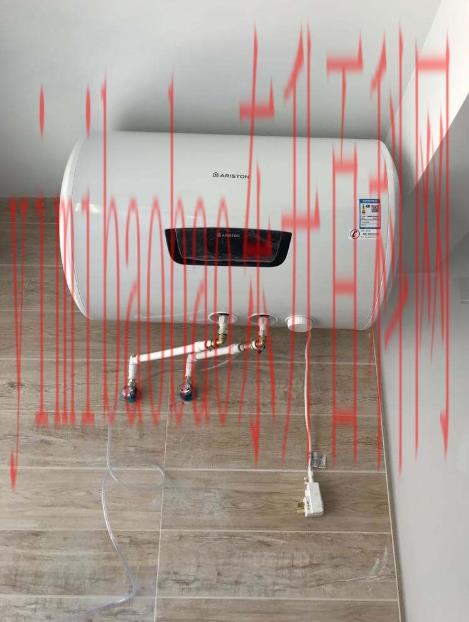 怎样清理热水器胆内的污垢(热水器不清理水箱里全是污垢，细菌滋长几千倍，教你一招迅速去污)
