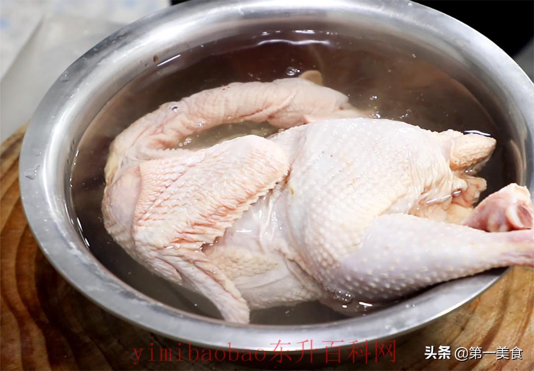 清蒸鸡的做法简单好吃（清蒸鸡的做法简单好吃，一腌一蒸2种吃法，咸香入骨，越吃越香）