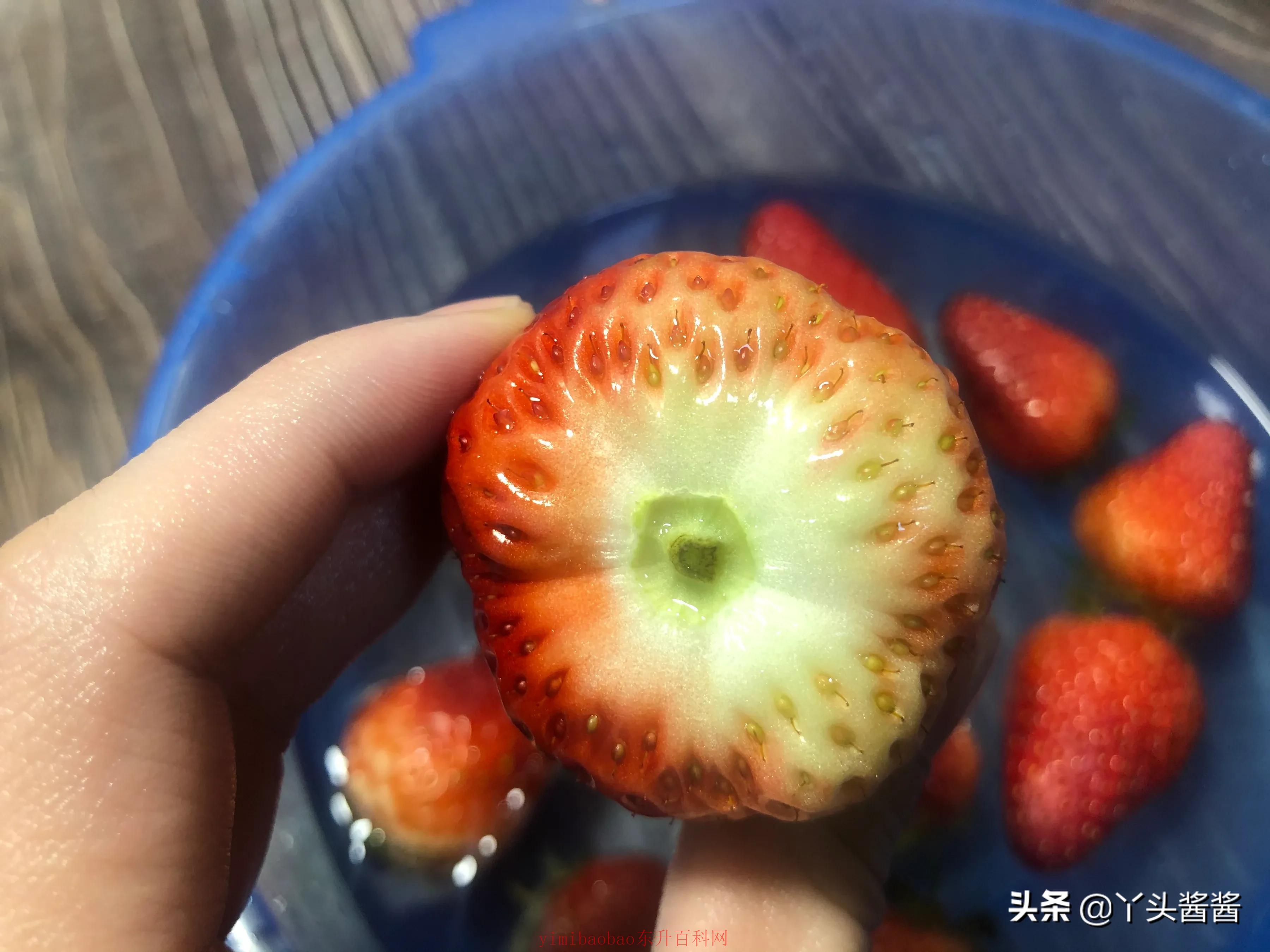 草莓怎么洗才干净又好吃（‬洗草莓时，直接用水冲就错了，多加2样，草莓洗的干净又好吃）