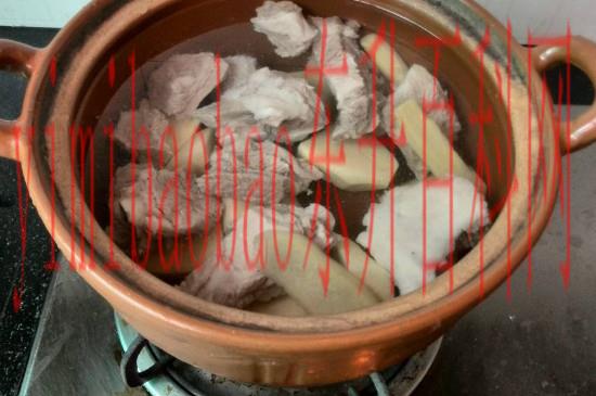 怎么炖排骨汤是白色的