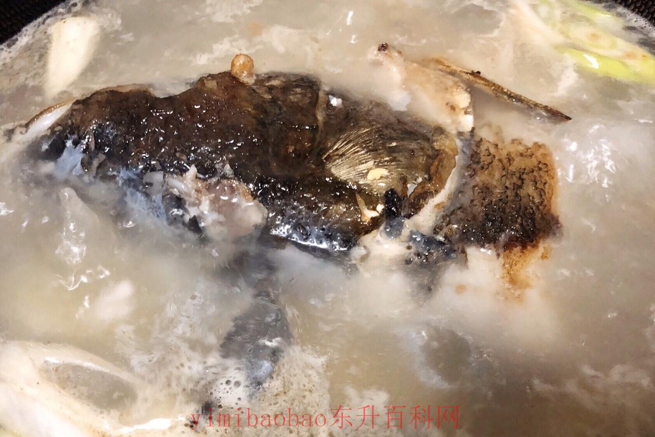 豆腐炖鱼头汤的家常做法，记住“2放3不放”，鱼汤没有腥味，汤奶白特别鲜
