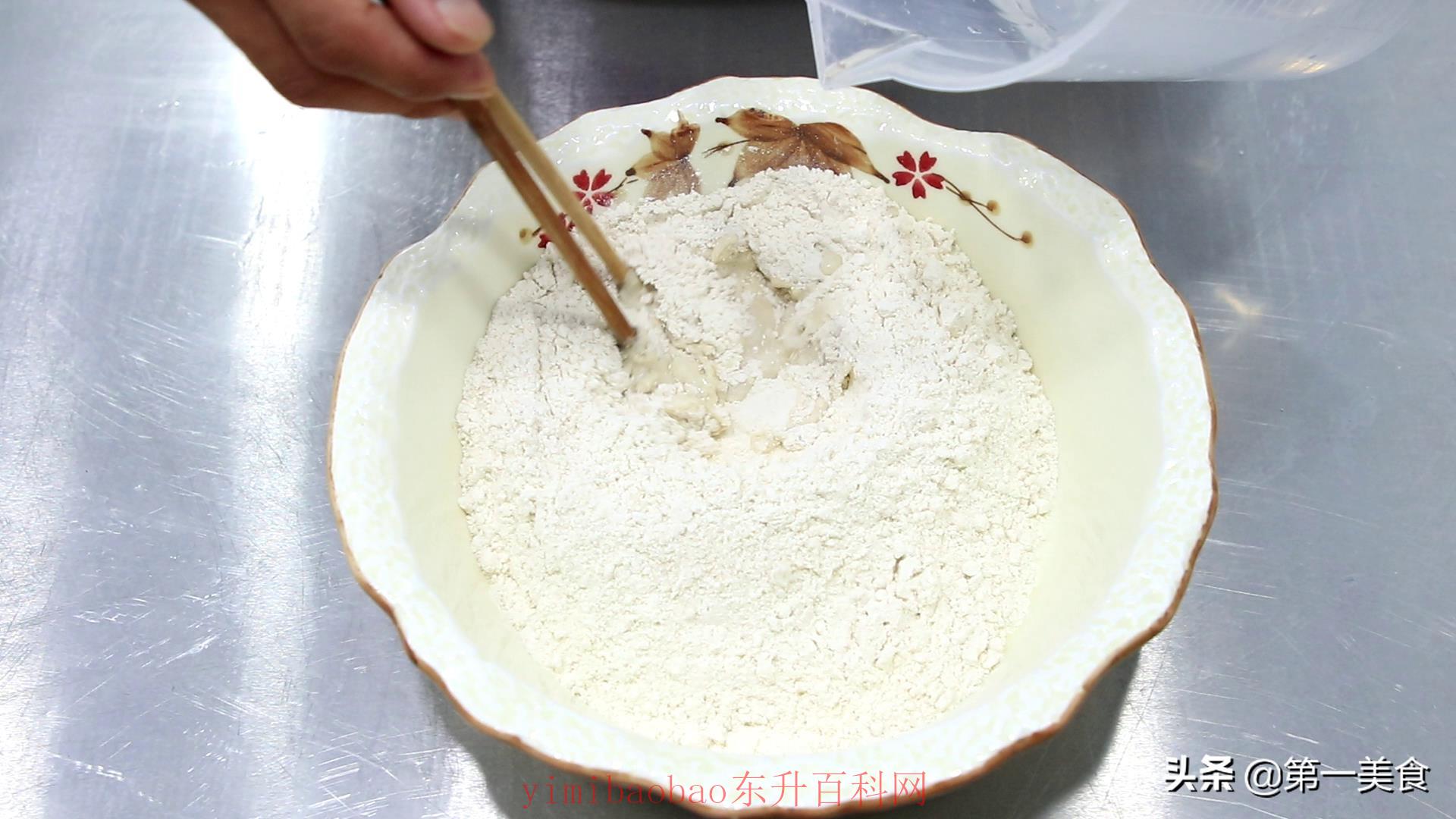 如何做烧饼？给你分享一个简单做法，焦香酥脆